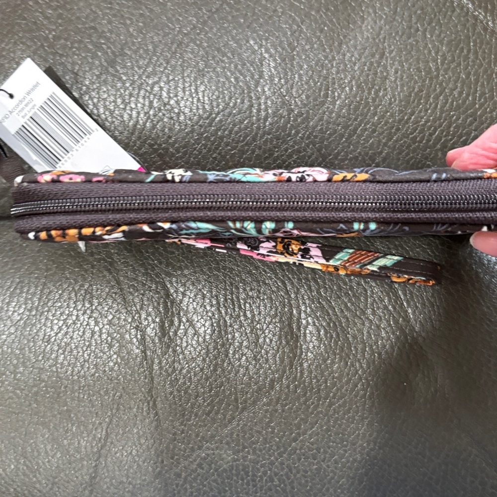 Vera Bradley RFID accordion wristlet in Bali jungle - Picture 5 of 9
